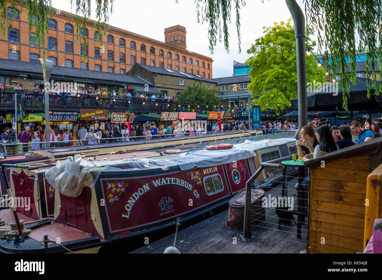 Street Food Stände in Camden Market am Camden Lock, London. Stockfoto