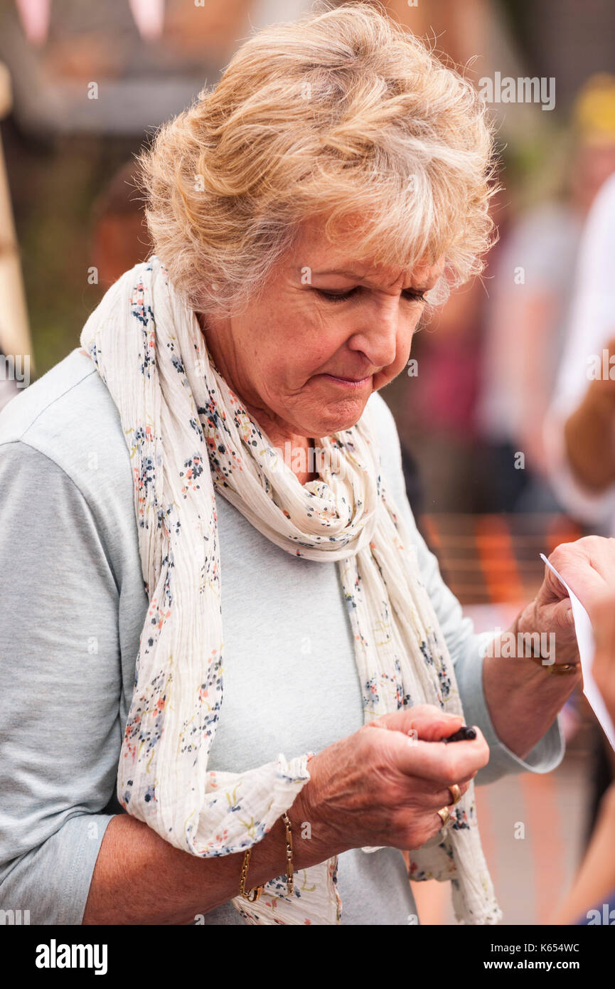 Penelope Keith Filmen versteckte Dörfer am Dorffest in Walberswick, Suffolk, England, Großbritannien, Großbritannien Stockfoto