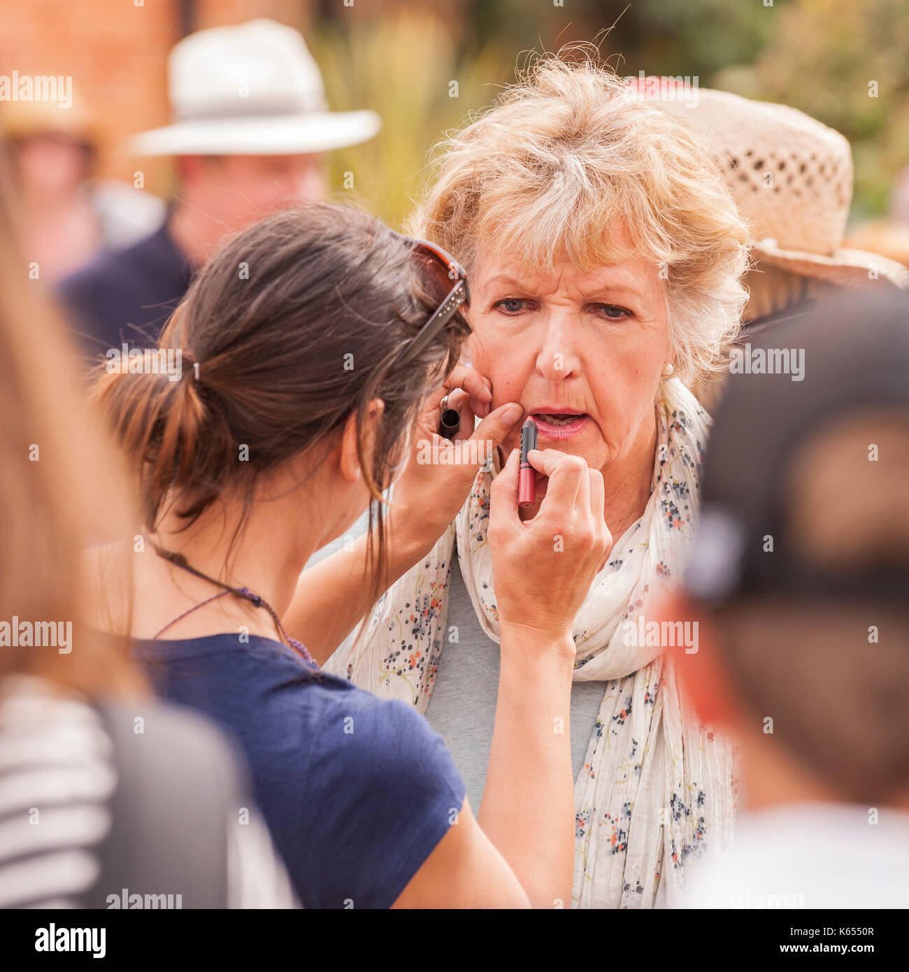 Penelope Keith Filmen versteckte Dörfer am Dorffest in Walberswick, Suffolk, England, Großbritannien, Großbritannien Stockfoto
