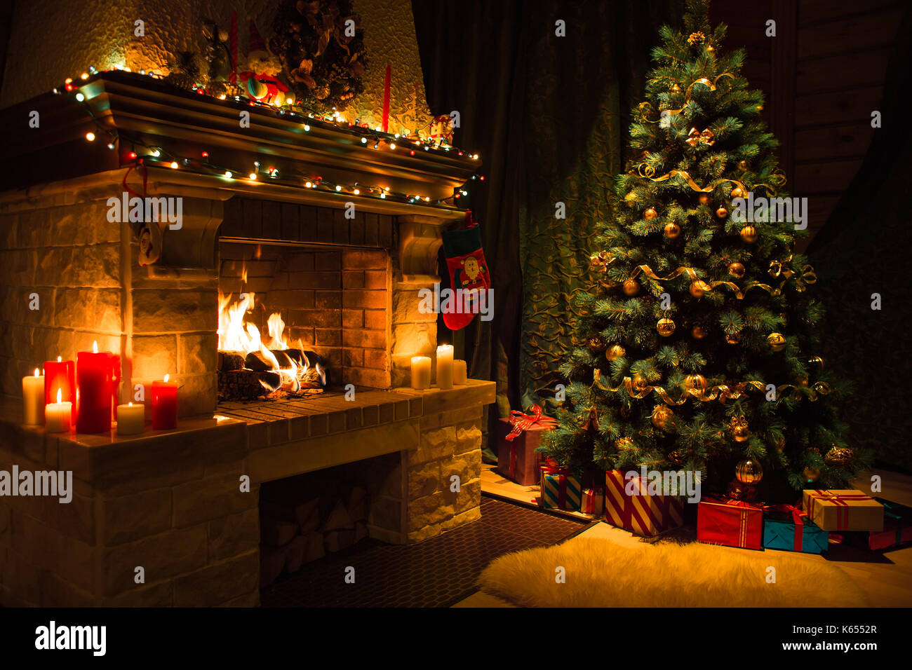Wohnzimmer mit Kamin und Weihnachtsbaum dekoriert Stockfoto