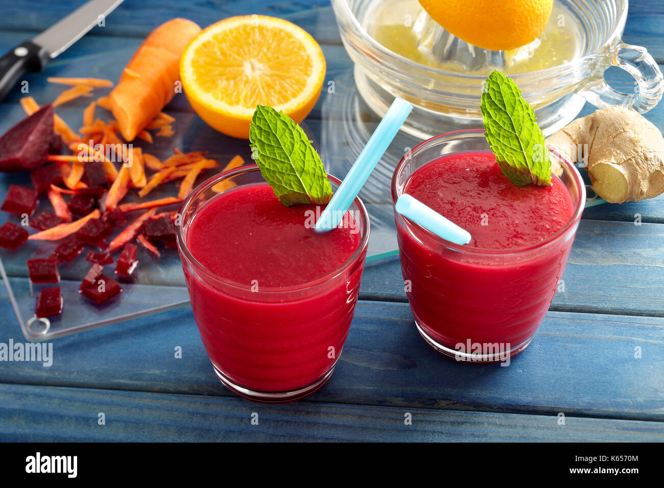 Karotten Ingwer Zuckerrüben smoothie Stockfoto