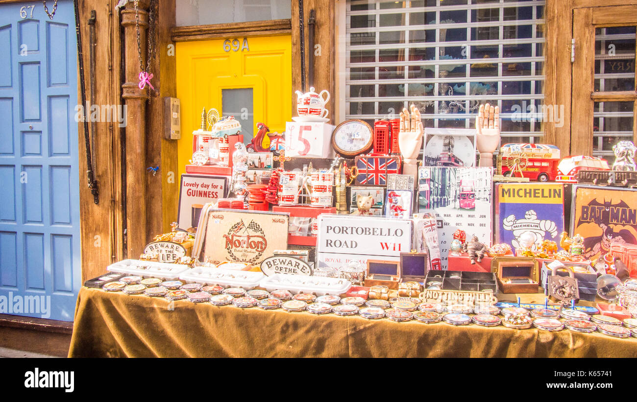 Kuriositäten/Souvenirs zum Verkauf im Portabello Road, Notting Hill, London. Stockfoto
