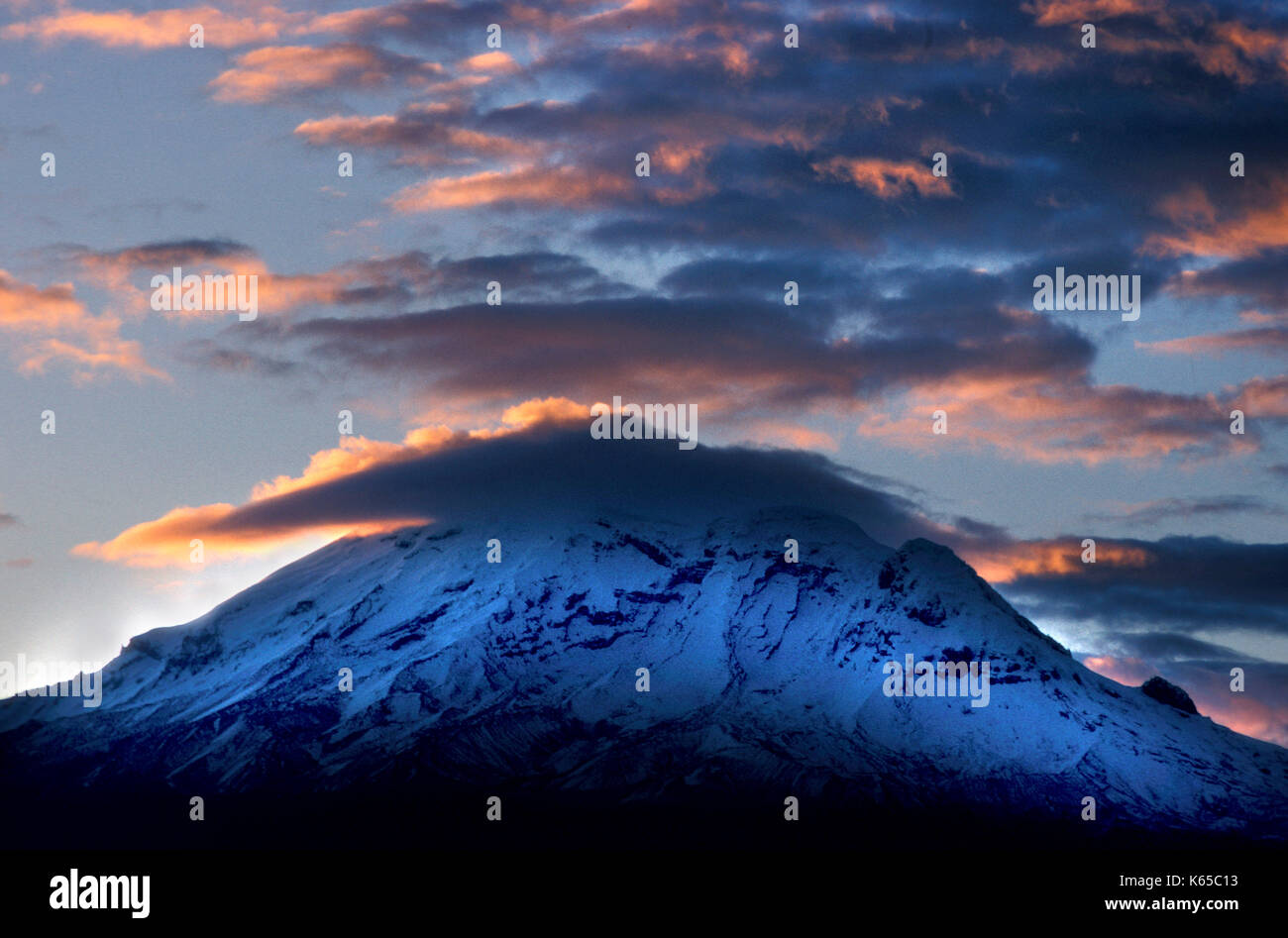 Vulkan Tungurahua, Ecuador, Sonnenuntergang, aktiver stratovulkan 5,023 m in der Cordillera Central der Anden befindet, Wolken Stockfoto