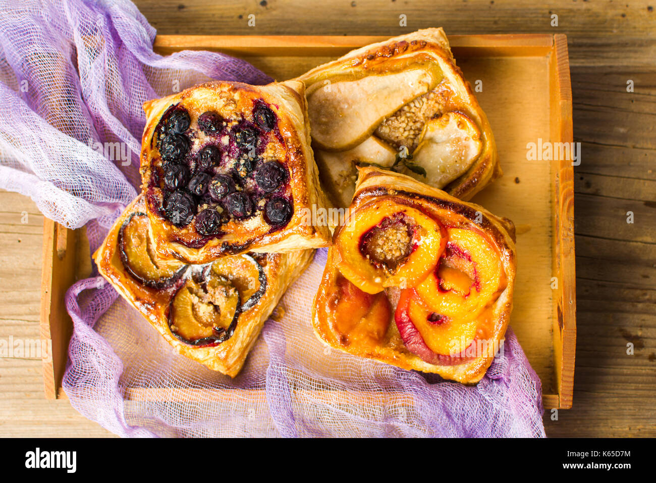 Gebackener Frucht süß Segmente auf einem Tablett Stockfoto