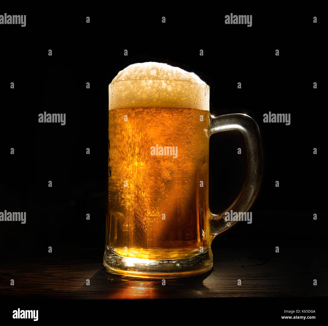 Ein Glas frisches, kaltes Bier close-up auf schwarzem Hintergrund Stockfoto