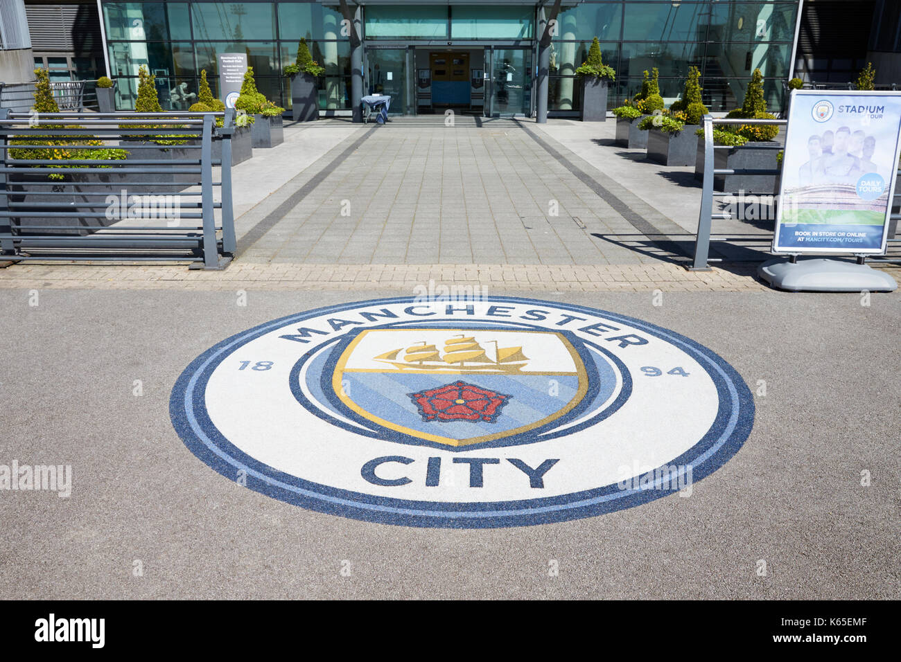 Manchester, Großbritannien - 4. Mai 2017: Club Abzeichen außerhalb Manchester City Football Stadion Stockfoto
