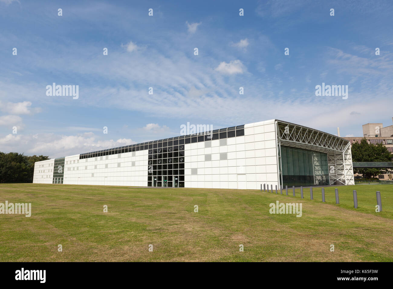 Äußere des Sainsbury Zentrum für Bildende Kunst, entworfen von Norman Foster und auf dem Campus der Universität von East Anglia, Norwich, Norfolk, Großbritannien. Stockfoto