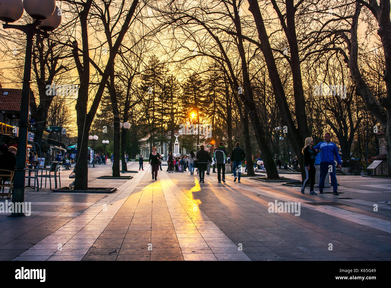 SOKOBANJA, Serbien - 25. März 2017: Sokobanja, Serbien spa Stadt mit Touristen und Einheimischen in der Fußgängerzone bei Sonnenuntergang Stockfoto