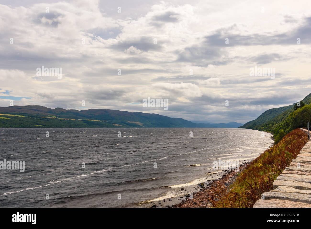 Blick auf die dunklen Wasser von Loch Ness Scontland im Sommer. Stockfoto