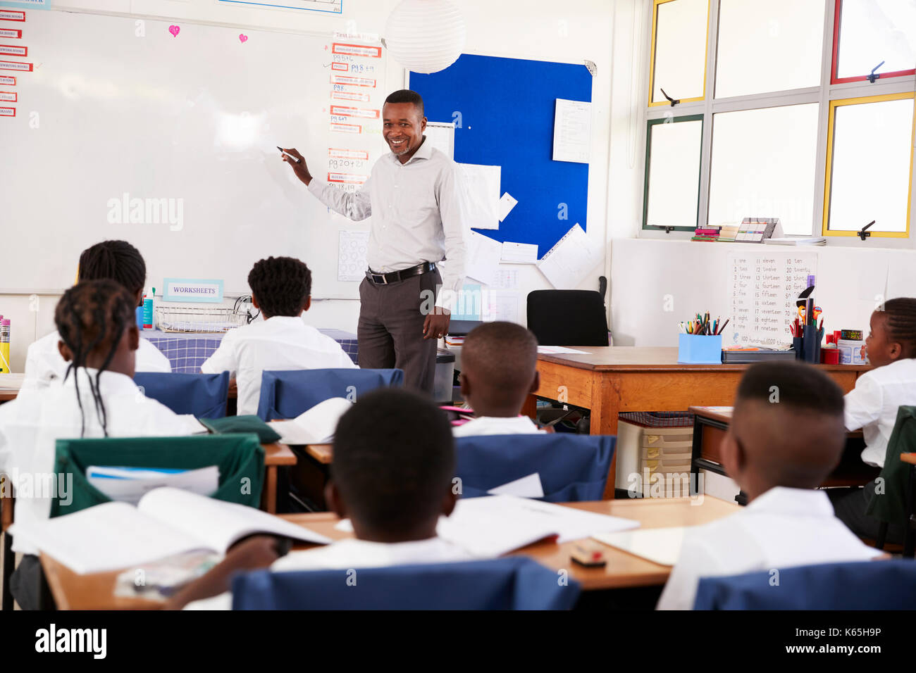 Lehrer mit Whiteboard im Unterricht an einer Volksschule Stockfotografie -  Alamy