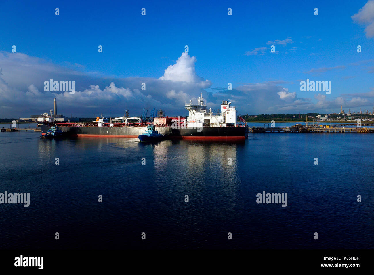 ROHÖLTANKER 'PEARY SPIRIT' WURDE VON DEN SCHLEPPER LOMAX & APEX IN DEN STEG GESCHOBEN. Stockfoto