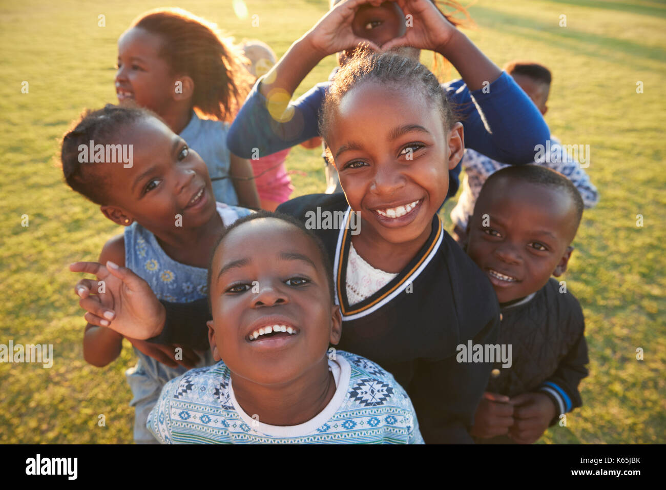 Grundschule Kinder Spaß im Freien, hohen Winkel Stockfoto