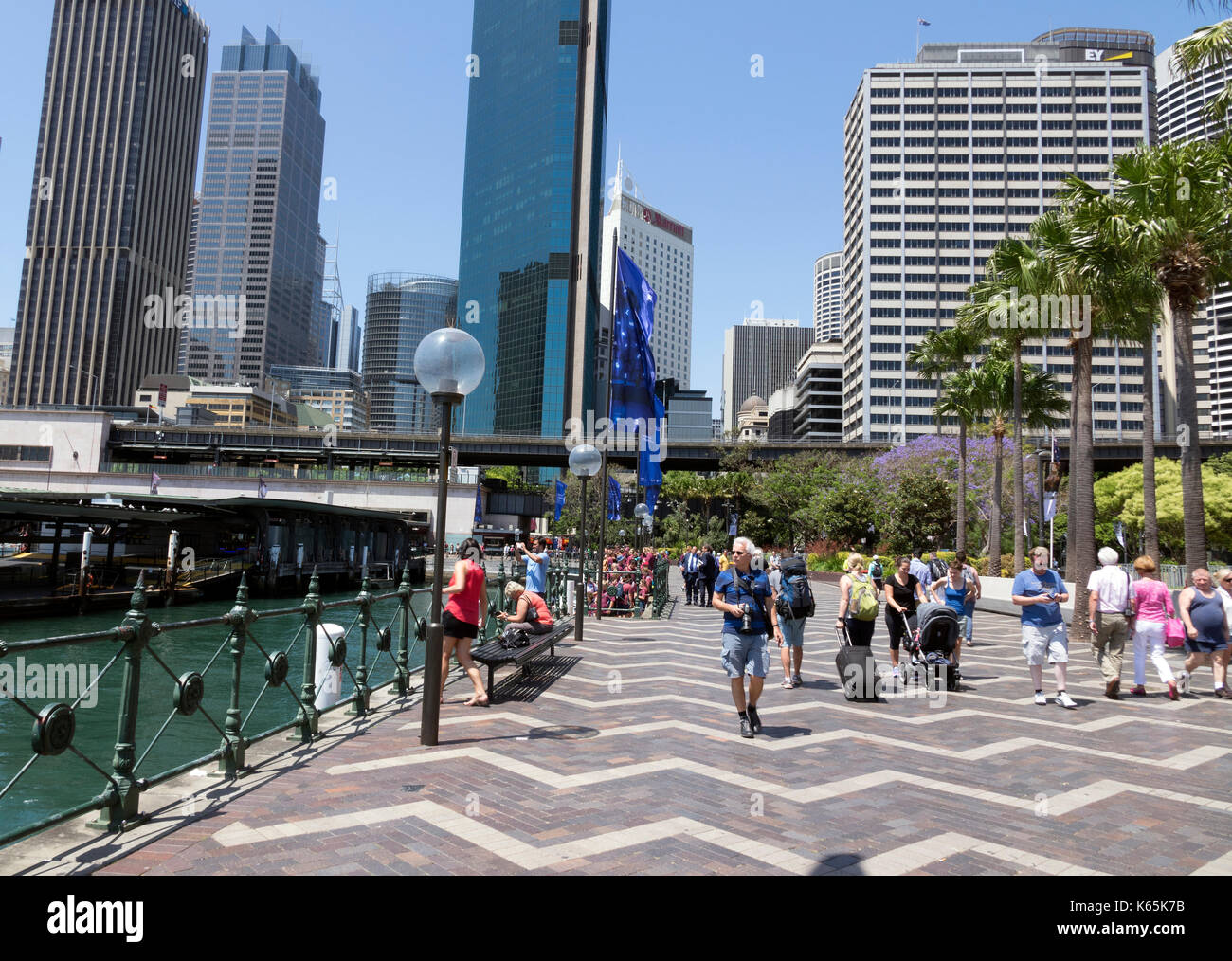 Touristen entlang Circular Quay mit Sydney CBD Skyline Australien, australische Stadt November 2016 Stockfoto