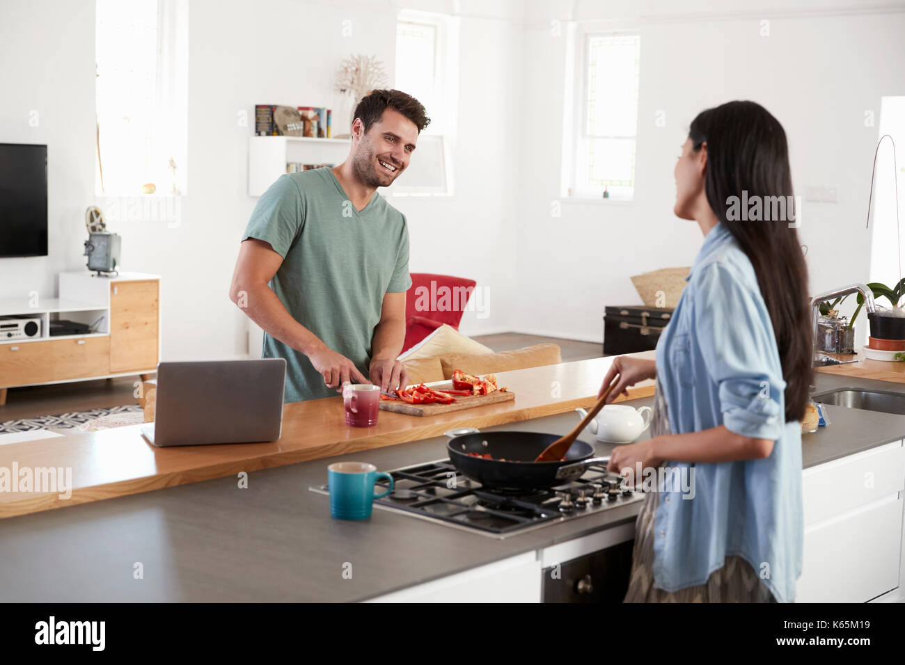 Paar Vorbereitung Mahlzeit zusammen in der modernen Küche Stockfoto