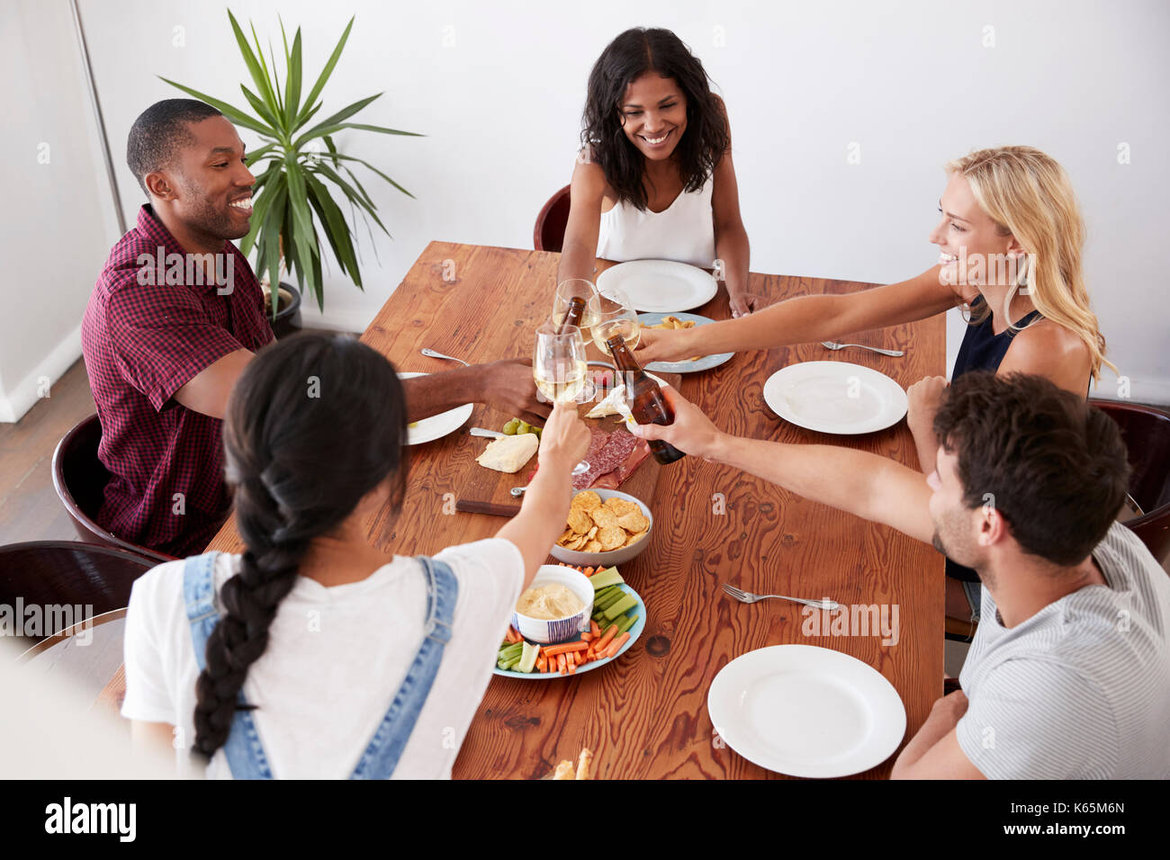 Ansicht von oben von Freunden genießen Dinner Party zu Hause zusammen Stockfoto