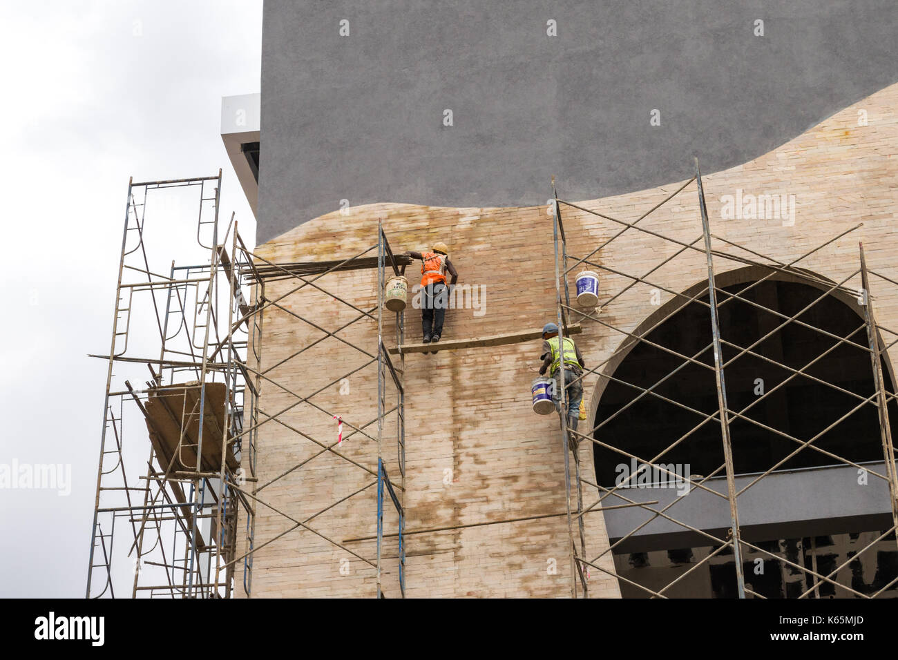 Arbeiter auf Gerüst von Dorf Markt Erweiterungsbau im Bau, Kenia Stockfoto