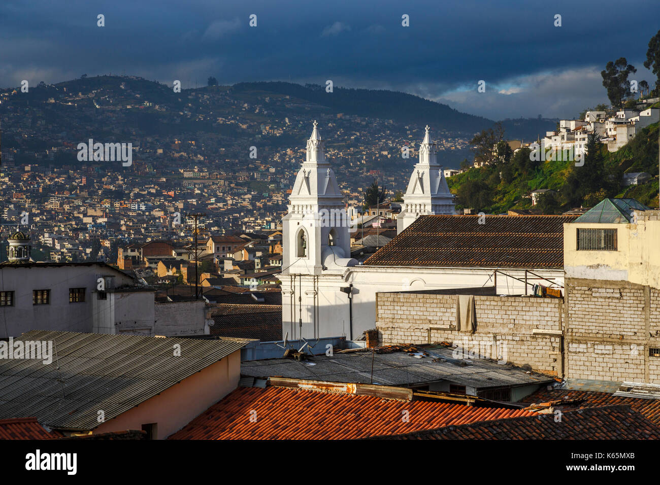 Weiß Twin Towers von Iglesia de la Concepción und morgen Panoramablick auf die Stadt mit bewölktem Himmel, Quito, der Hauptstadt von Ecuador, Südamerika Stockfoto