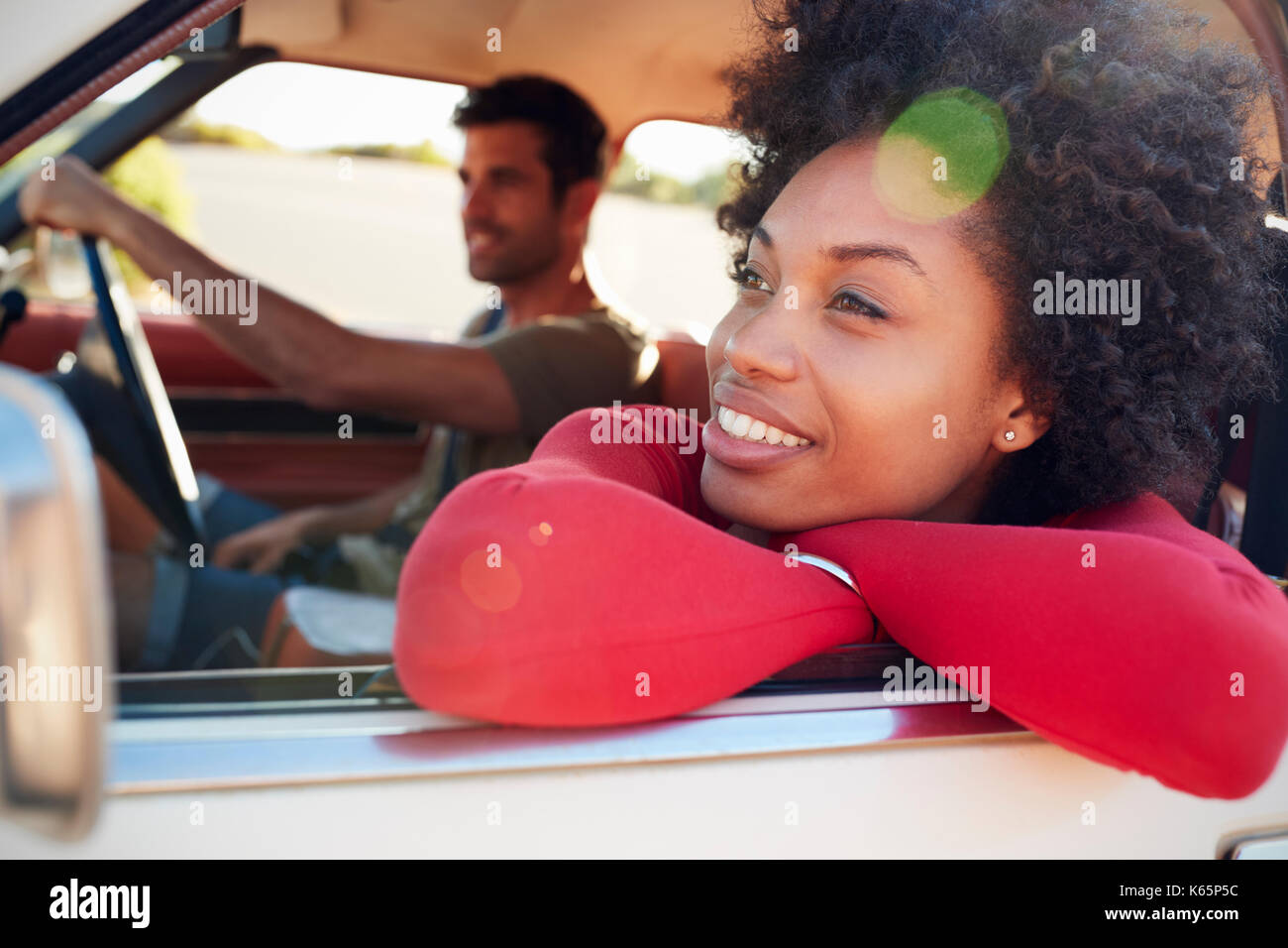 Junges Paar Entspannende im Auto während der Fahrt Stockfoto