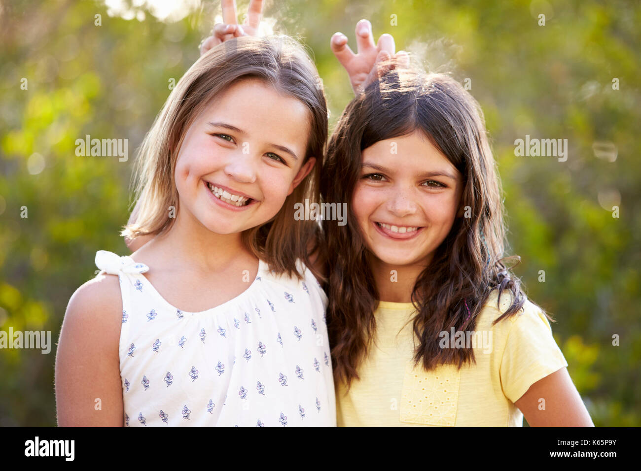 Portrait von zwei lächelnde junge Mädchen posieren für die Kamera Stockfoto