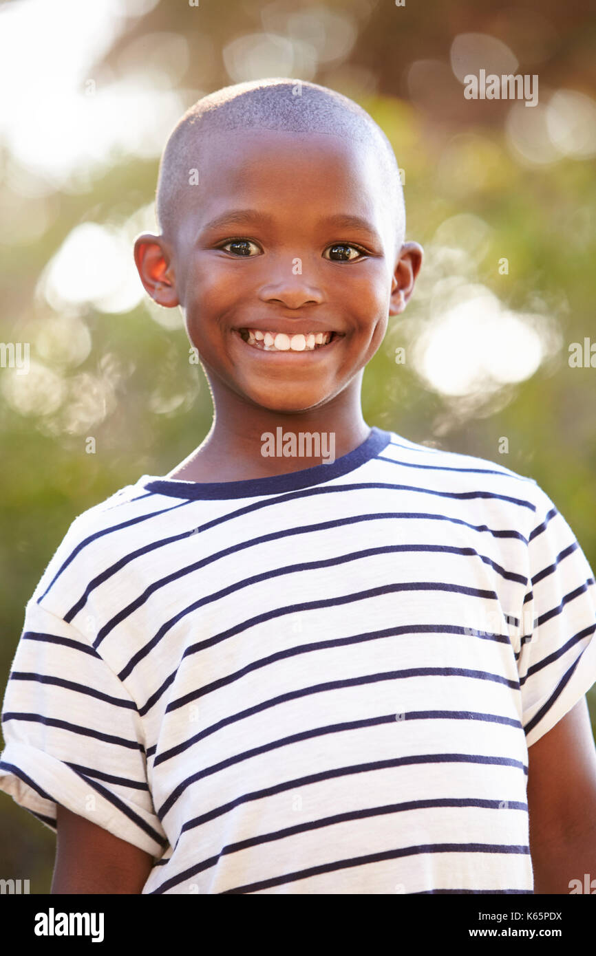 Lächelnden jungen schwarzen Jungen weg von der Kamera im Freien suchen Stockfoto