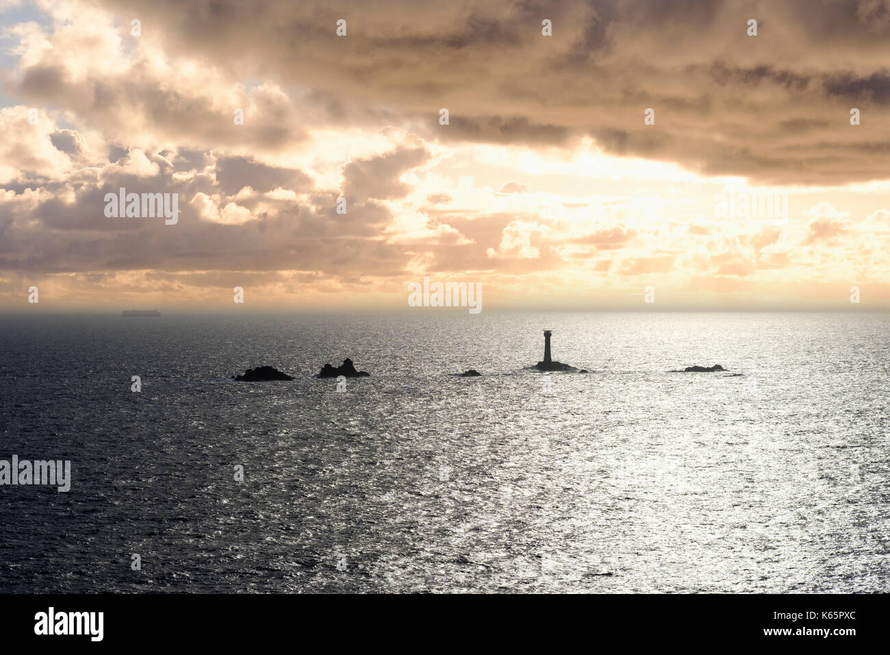 Longship Lighthouse, Longships Lighthouse, Blick von Land's End, Cornwall, England, Großbritannien Stockfoto