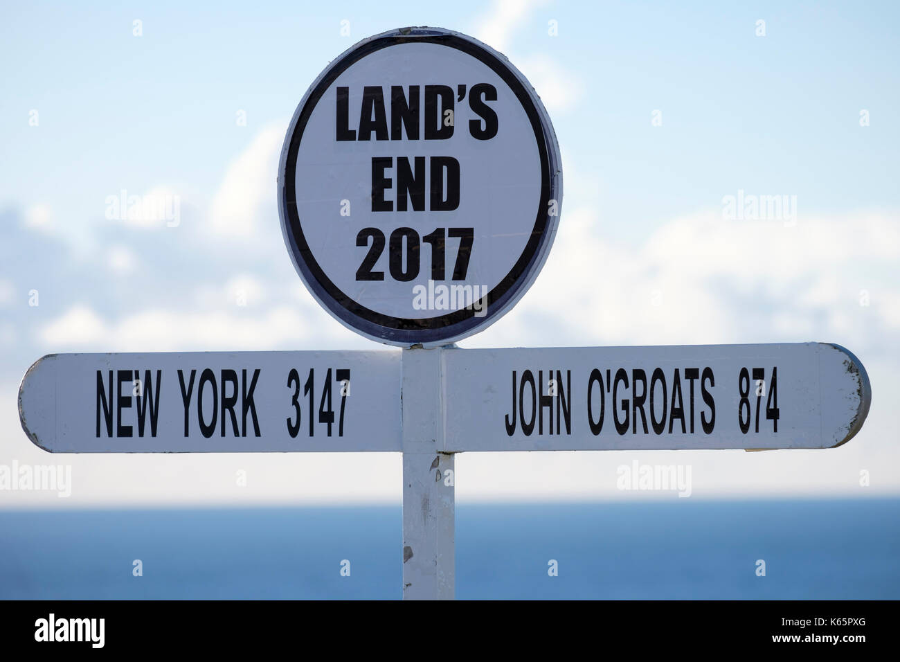 Land's End Wegweiser, Land's End, Cornwall, England, Großbritannien Stockfoto