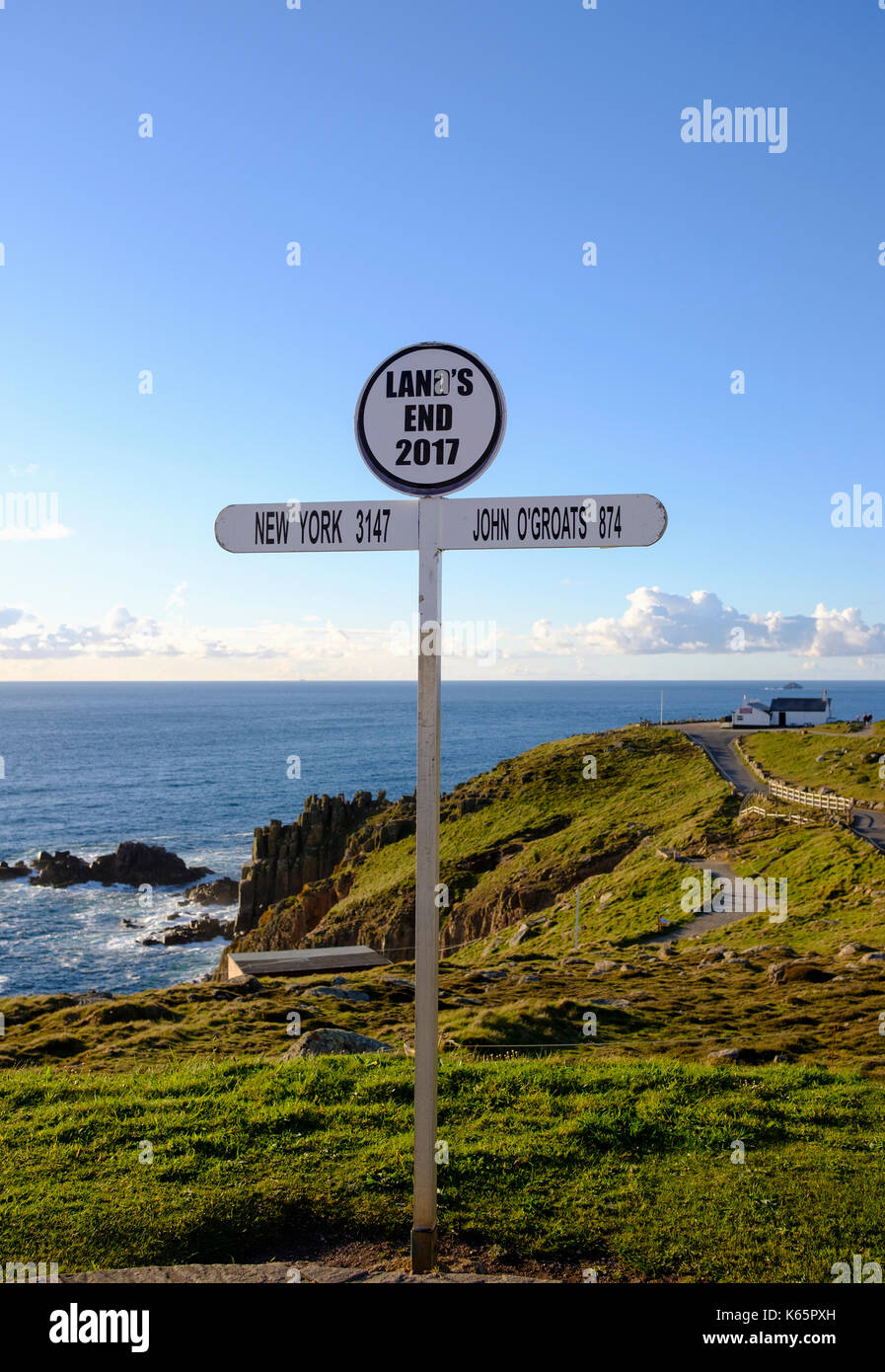 Land's End Wegweiser, Land's End, Cornwall, England, Großbritannien Stockfoto