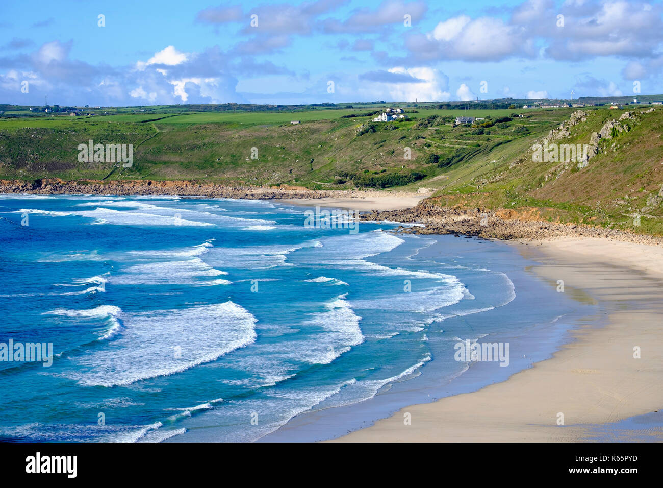 Breiten Sandstrand mit Wellen, Sennen Cove, Sennen, Cornwall, England, Großbritannien Stockfoto