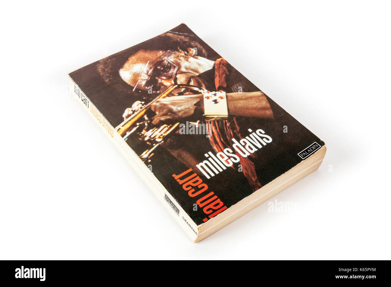 Biographie von Miles Davis von Ian Carr auf weißem Hintergrund Stockfoto