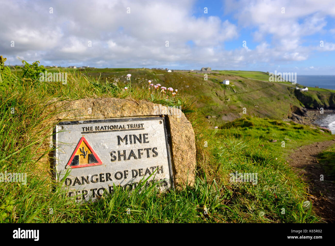 Schild mit Warnung des Bergbaus Wellen, Cape Cornwall, in der Nähe von St. Just in Penwith, Cornwall, England, Großbritannien Stockfoto
