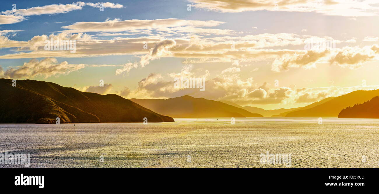 Coastal Mountains, beleuchtete im Morgenlicht, Queen Charlotte Sound, Marlborough Sounds, Picton, Südinsel, Neuseeland Stockfoto