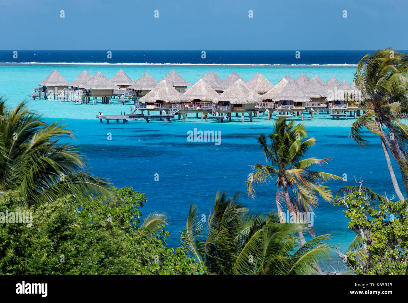 Bungalows im türkisfarbenen Meer, Sofitel Bora Bora Resort, Insel, Bora Bora, Gesellschaftsinseln, Französisch Polynesien Stockfoto