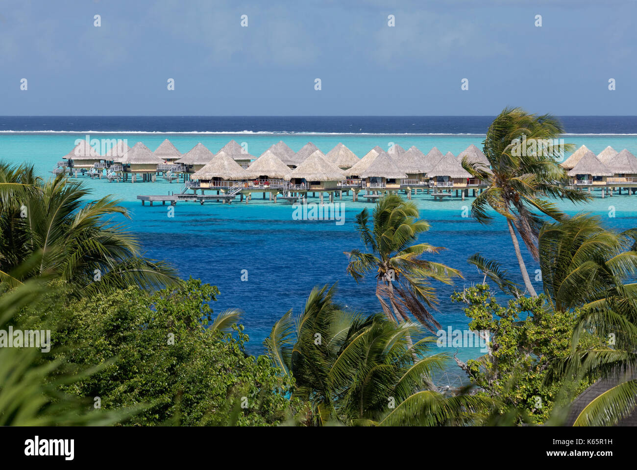 Bungalows im türkisfarbenen Meer, Sofitel Bora Bora Resort, Insel Bora Bora, Gesellschaftsinseln, Französisch Polynesien Stockfoto