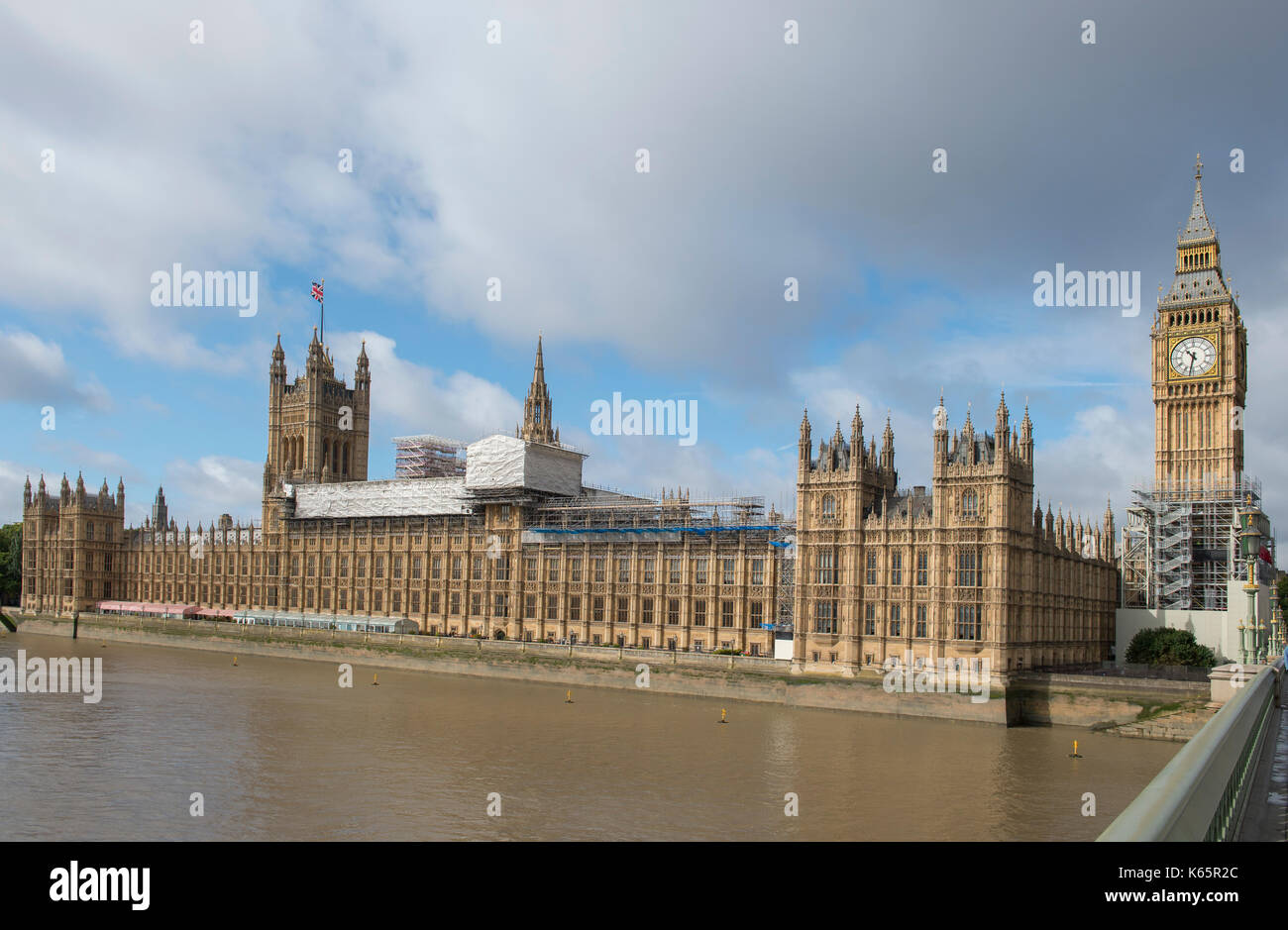 Gerüst um das Parlamentsgebäude in London für notwendige Reparaturen zu Big Ben in das Elizabeth Tower, September 2017. Stockfoto