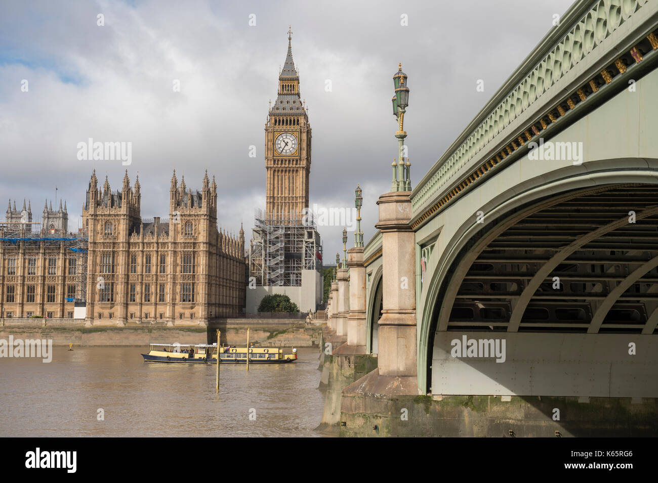 Gerüst um das Parlamentsgebäude in London für notwendige Reparaturen zu Big Ben in das Elizabeth Tower, September 2017. Stockfoto