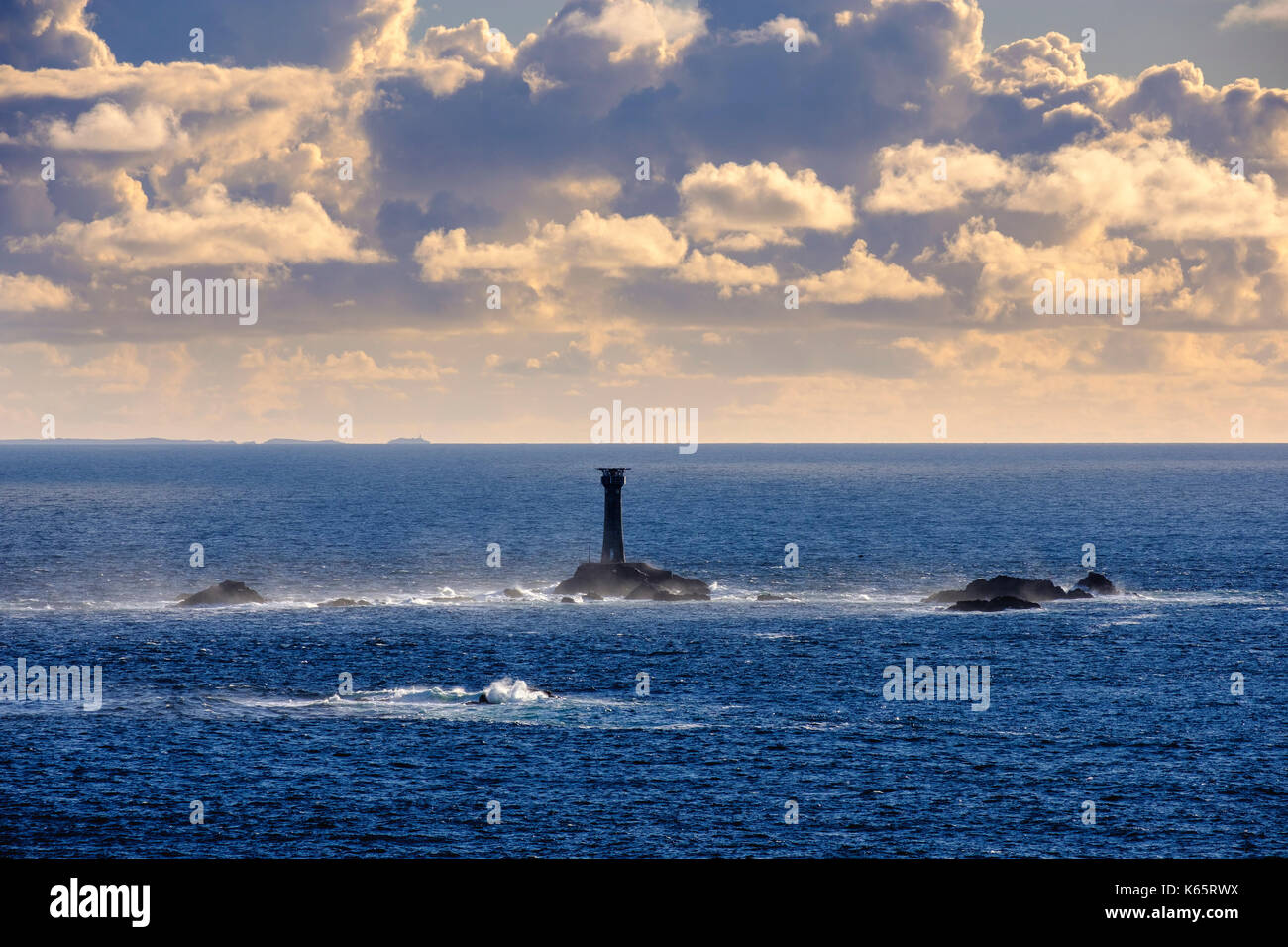 Longship Lighthouse, Longships Lighthouse, Blick von Land's End, Cornwall, England, Großbritannien Stockfoto