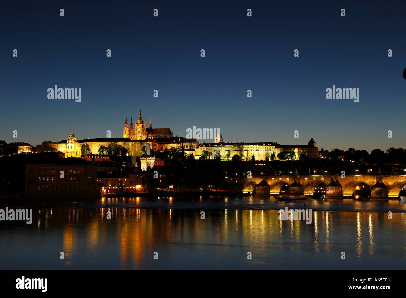Blick auf die Prager Burg und die Karlsbrücke bei Nacht, Prag, Tschechische Republik Stockfoto