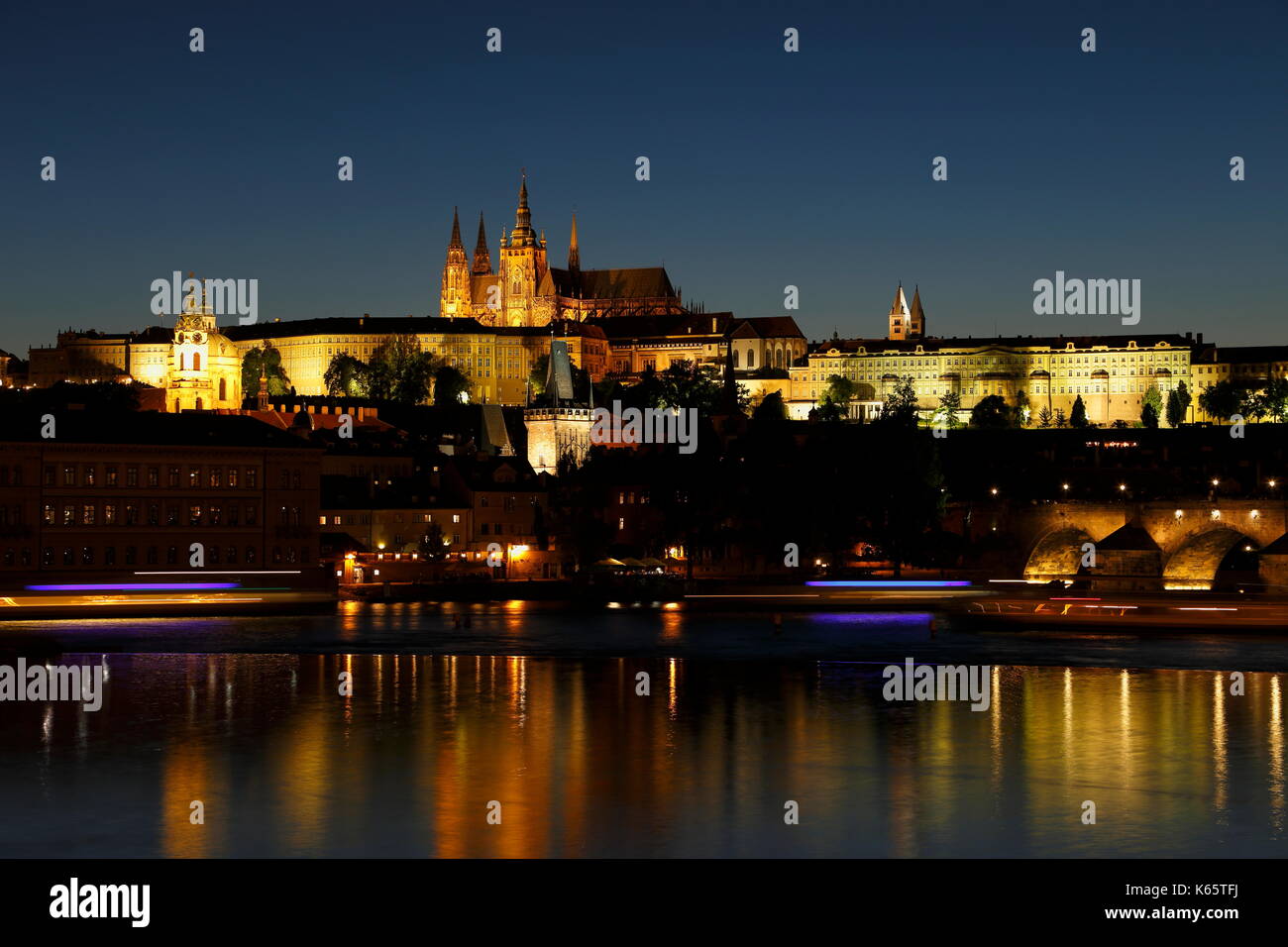 Blick auf die Prager Burg bei Nacht, Prag, Tschechische Republik Stockfoto