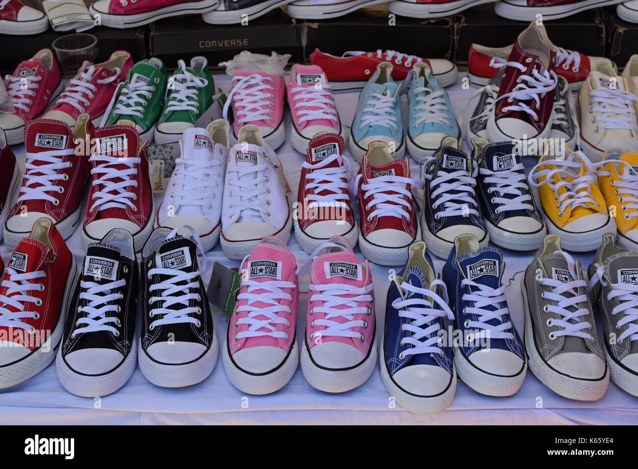 Athen, Griechenland - 15. AUGUST 2016: All star Freizeitschuhe bunte Sport Sneakers zum Verkauf unterhalten. Stockfoto