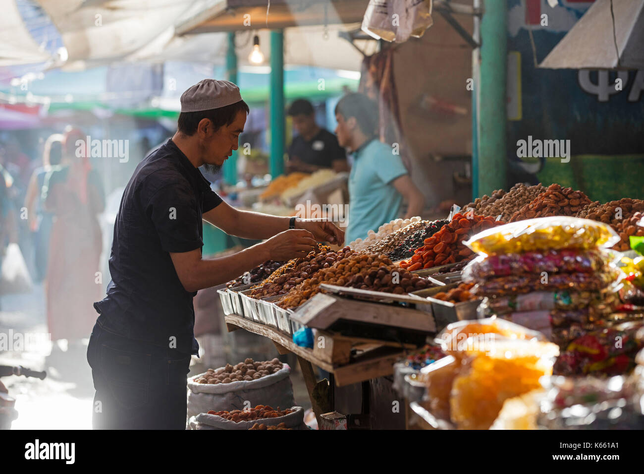 Kirgisische Verkäufer Vermittlung von getrockneten Früchten und Gewürzen am Lebensmittelmarkt in der Stadt Osh entlang der Seidenstraße stall in Kirgisistan Stockfoto