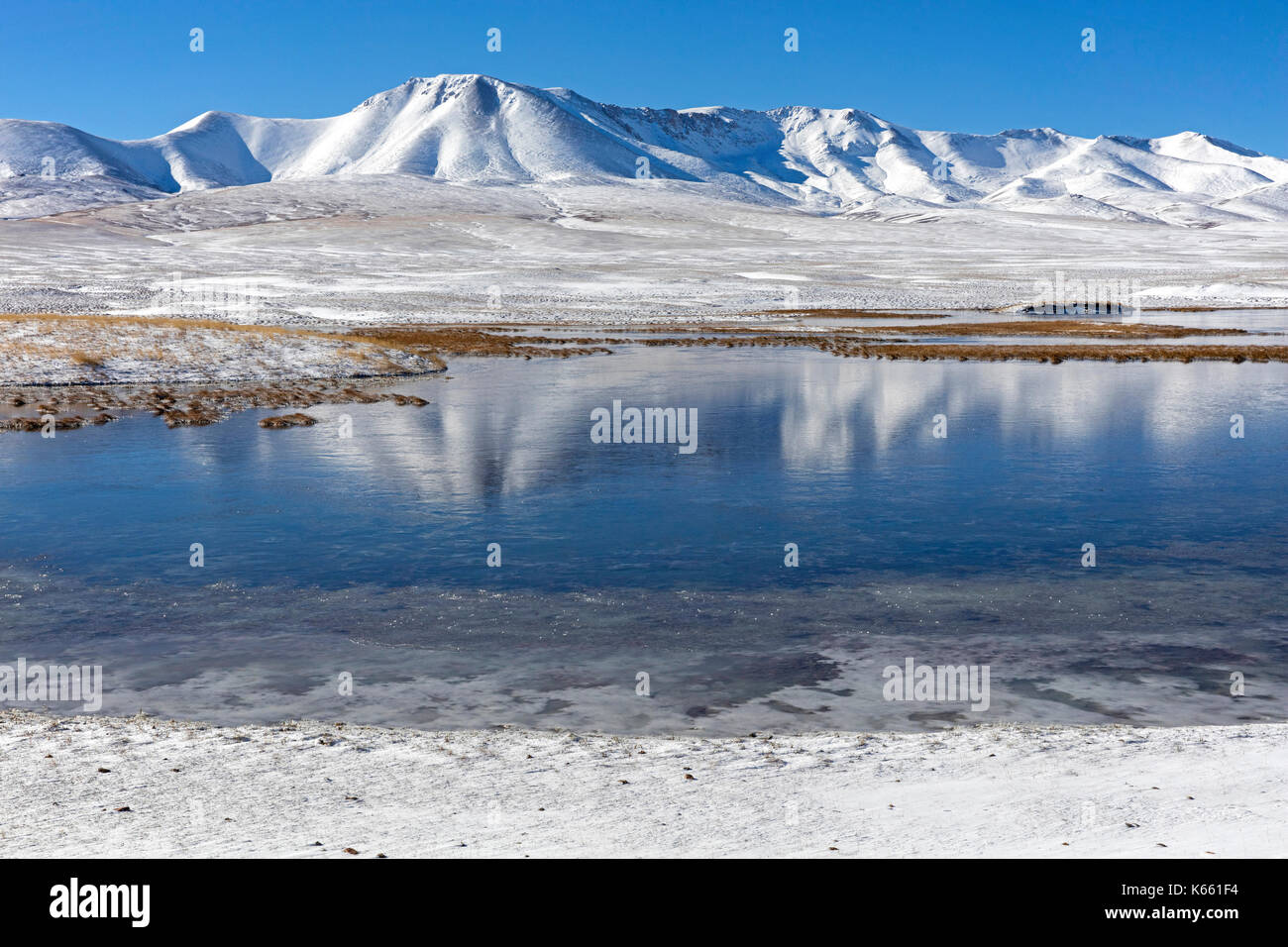 See, schneebedeckte Berge und Tal im Gebirge Tian Shan, Provinz Naryn, Kirgisistan Stockfoto