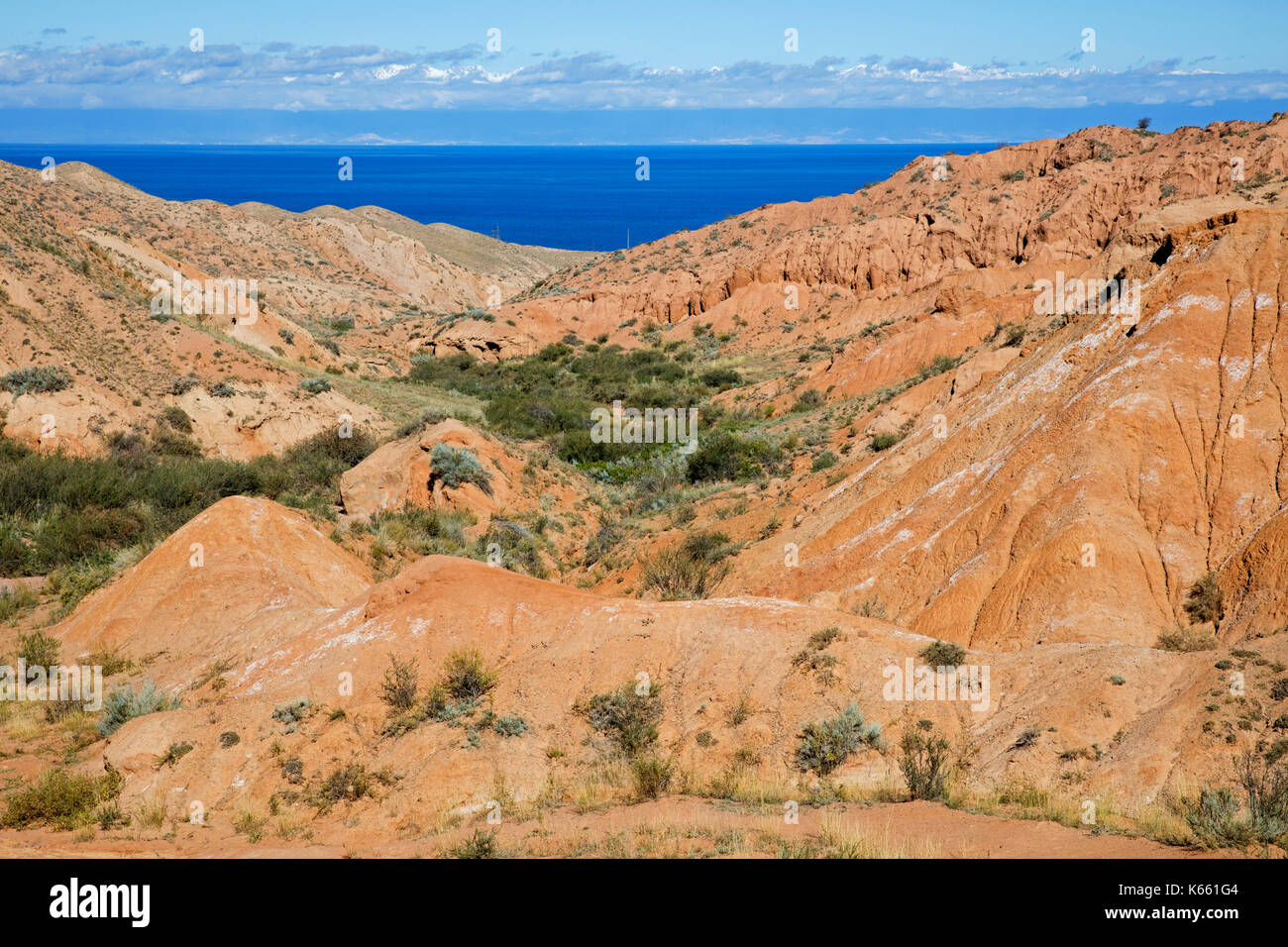 Rote Felsen des Fairy Tale Canyon / Skazka Canyon am Südufer des Issyk-Kul Sees bei Tosor, Kirgisistan Stockfoto