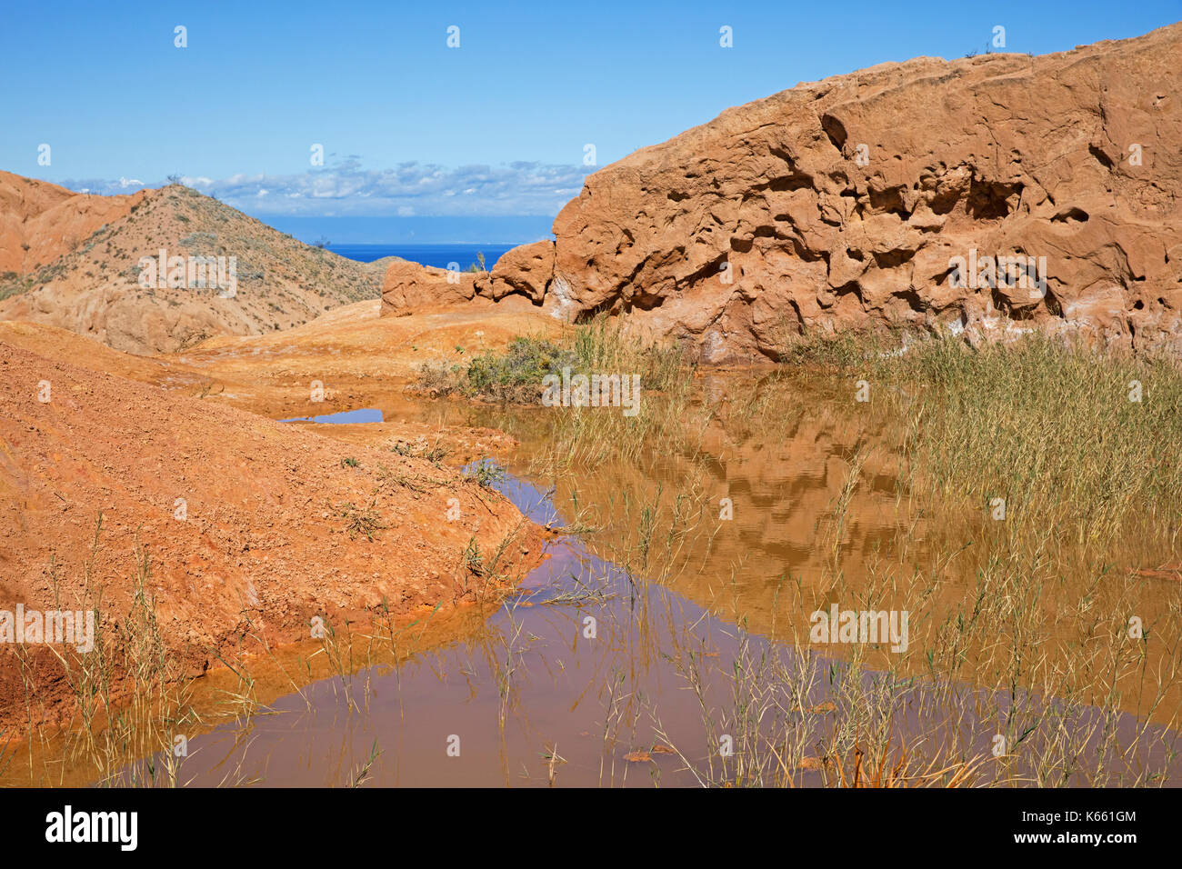 Rote Felsen des Fairy Tale Canyon / Skazka Canyon am Südufer des Issyk-Kul Sees bei Tosor, Kirgisistan Stockfoto