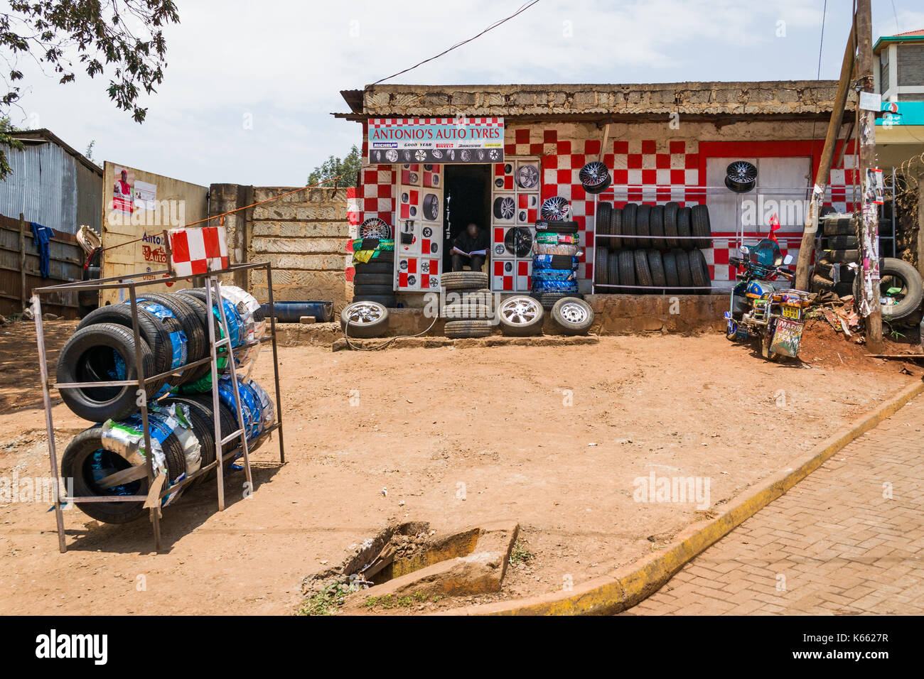 Kleine Werkstatt durch am Straßenrand mit Reifen auf Anzeige, Kenia Stockfoto