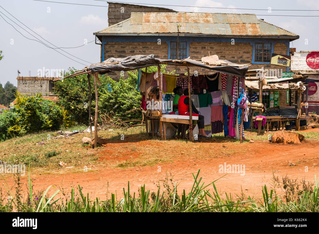 Kleiner Markt für den Verkauf von Kleidung mit Frauen unter, Kenia sitzen Stockfoto