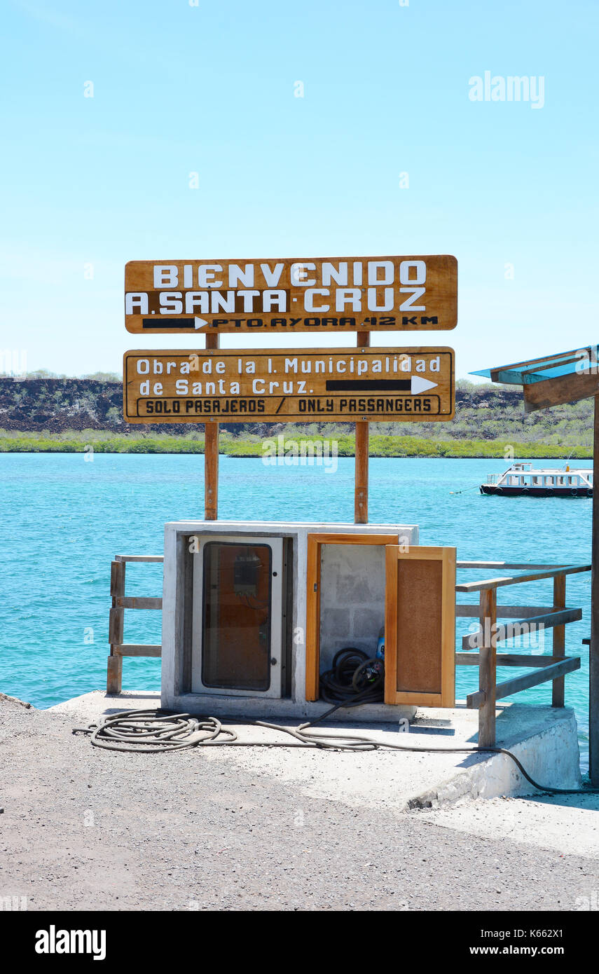 Insel SANTA CRUZ, Galápagos - Februar 20, 2017: Fähranleger. Die baltra Fähranleger Transporte Touristen auf der Itabaca Kanal auf die Insel. Stockfoto