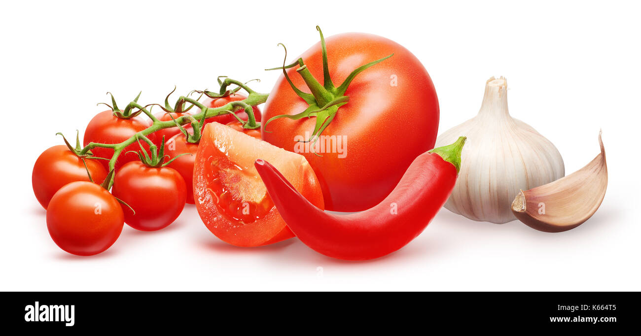 Zweig der Frische rote Kirschtomaten mit grünen Blättern, einzelne Tomate mit Slice, Knoblauch mit Nelke und roter Chili Pfeffer Gemüse isoliert auf weißem b Stockfoto