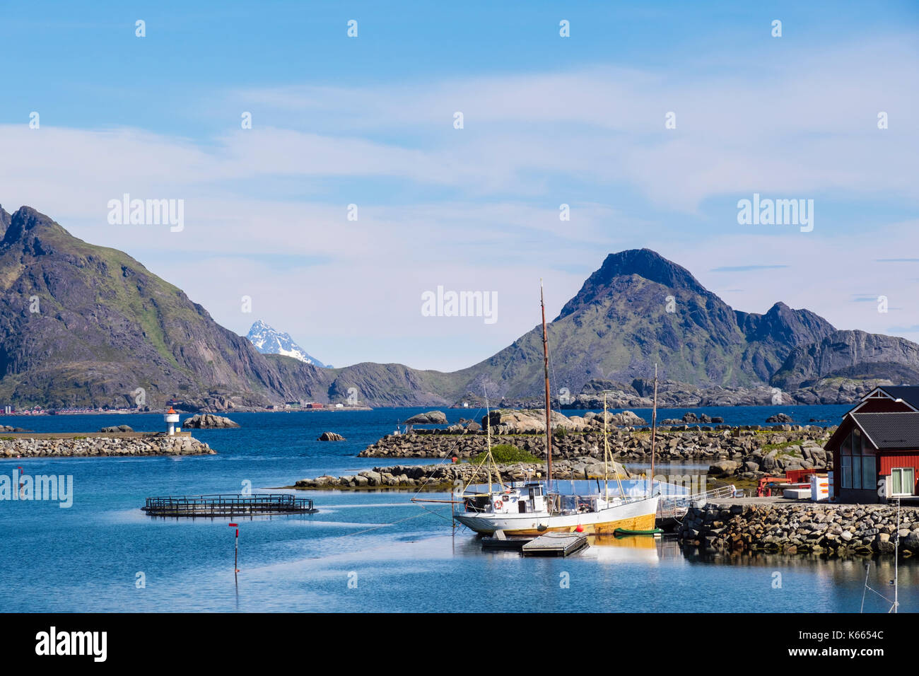 Blick über den Hafen zu den hölzernen Boot im Fischerdorf vertäut. Insel Vestvågøya Ballstad, Lofoten, Nordland, Norwegen, Skandinavien Stockfoto