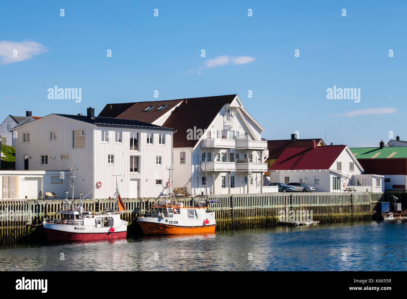 Harbourside Gebäude in Fischerdorf Henningsvær, Austvågøya Insel, Lofoten, Nordland, Norwegen, Skandinavien, Europa Stockfoto