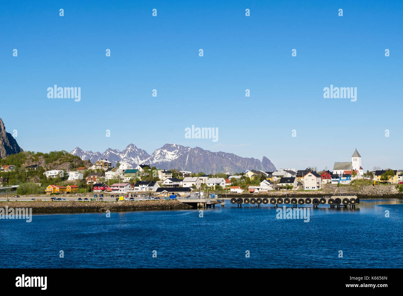 Blick auf die Kirche in Svolvaer, Austvågøya Insel Archipel, Lofoten, Nordland, Norwegen, Skandinavien Stockfoto